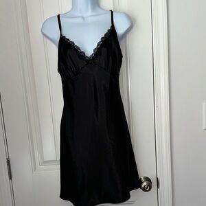 Secret Treasures Women’s Black Slip with Lace Trim Size Small